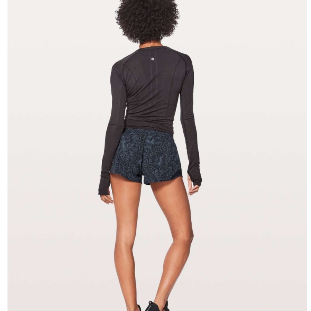 Lululemon Hotty Hot Short II 2.5" Nouveau Mach Blue Black / Black - Picture 2 of 8